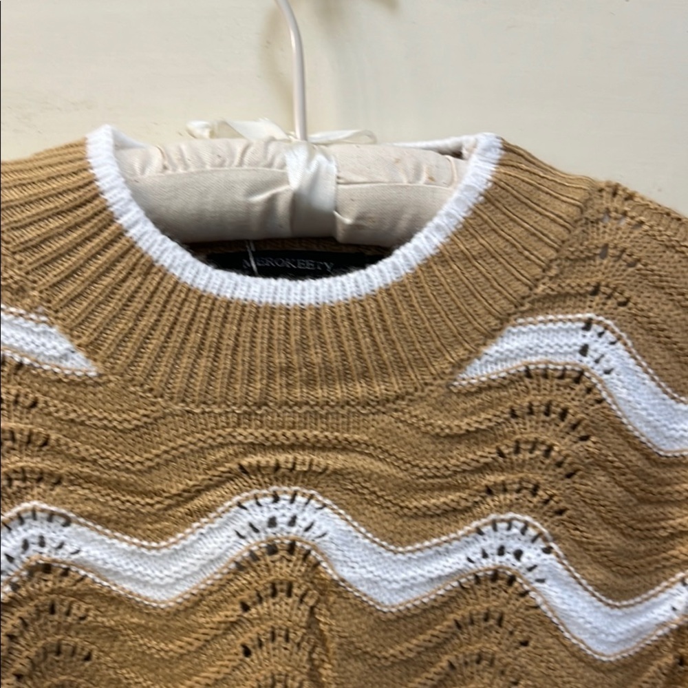 Wave pattern Tan and White Sweater​ - Picture 2 of 8